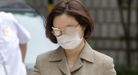 정경심 교수의 법원 출석 당시 사진 기사. 정 교수의 한쪽 눈만 가리는 최소한 의 익명 처리를 했다. ⓒ연합뉴스