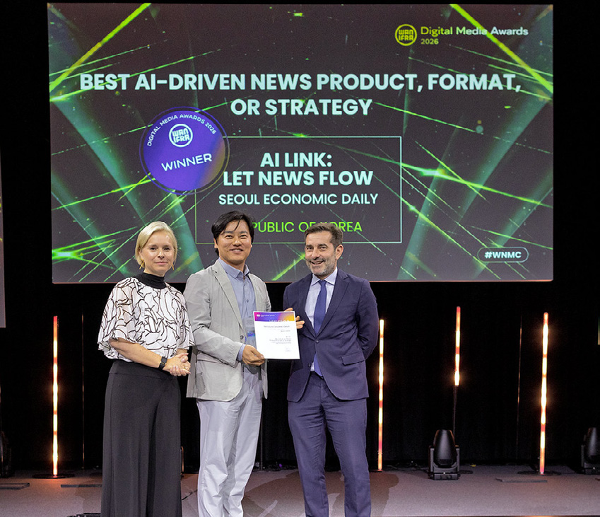 필자(가운데)가 지난 7월 2일(현지시간) 프랑스 마르세유 파로 궁전 에서 열린 &lsquo;글로벌 디지털 미디어 어워즈(DMA)&rsquo; 시상식에서 라디나  하임가르트너(Ladina Heimgartner)(왼쪽) 세계신문협회 회장,  장 크리스토프 토르토라(Jean-Christophe Tortora) 프랑스 CMA 미디어 부사장과 기념 촬영하고 있다. ⓒ세계신문협회