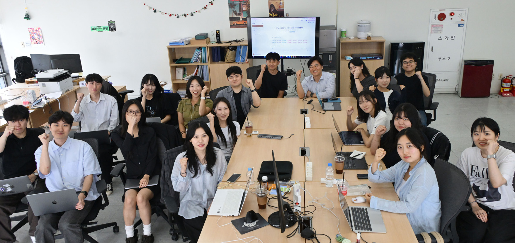 AI 링크 서비스를 고도화하면서 새로운 AI 서비스를 개발 중인 미래전략부 인턴들 ⓒ서울경제신문