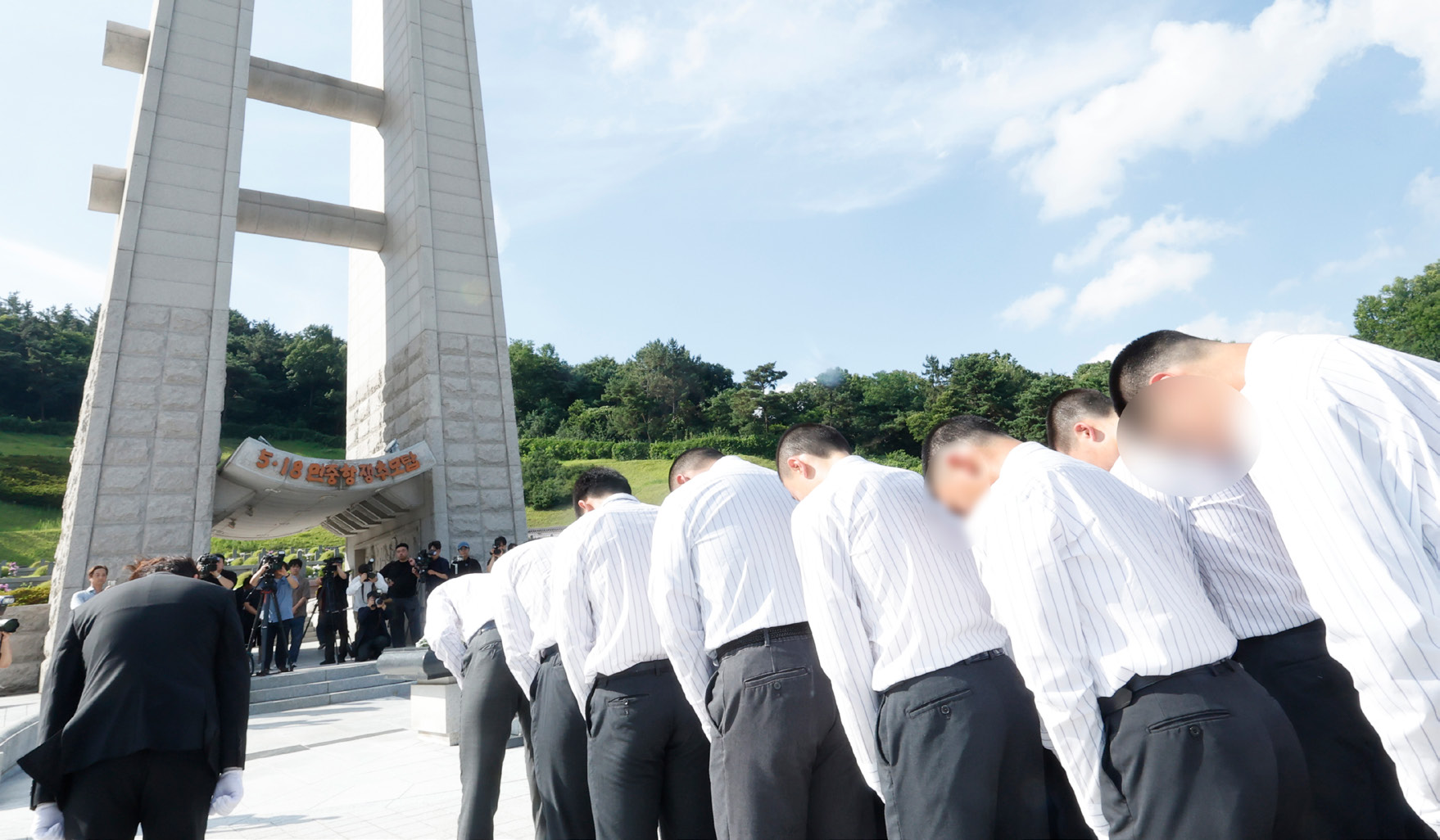 지난 7월 6일 배재고 야구부 선수단과 교사, 학부모 80여 명이 광주제일고 학생들과 함께 국립 5&middot;18민주묘역을 방문해 참배하고 있다. ⓒ뉴스1